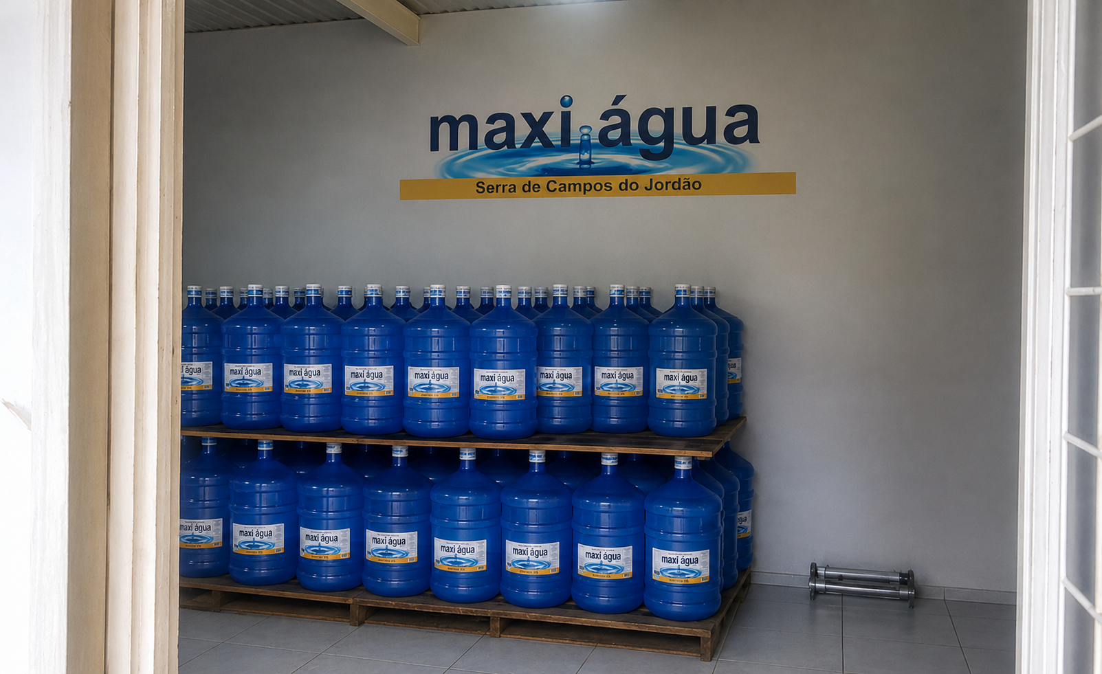 Galão de água mineral Maxi Água 20 litros retornável em Caraguatatuba
